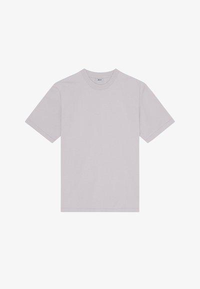 T-shirt uni gris clair à manches courtes et col rond, avec un ourlet droit et une petite étiquette de marque à l’intérieur du col.