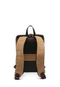 Mochila de lienzo con una combinación de colores marrón y negro, que presenta correas acolchadas, un asa en la parte superior y un cierre de doble cremallera en la parte superior.