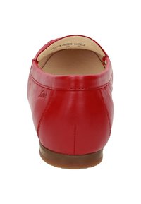 Rode leren schoen met een ronde achterkant, gladde textuur, laag profiel rubberen zool en gestikte details voor duurzaamheid.