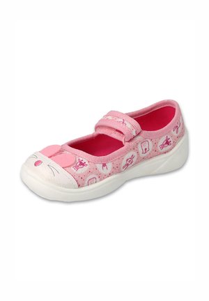 Różowe dziecięce buty w stylu Mary Jane z rzepem. Posiadają teksturowaną cholewkę, wzór z rysunkowym myszką oraz białą gumową podeszwę.