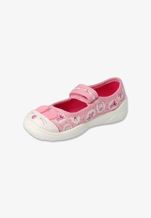 Różowe dziecięce buty w stylu Mary Jane z rzepem. Posiadają teksturowaną cholewkę, wzór z rysunkowym myszką oraz białą gumową podeszwę.