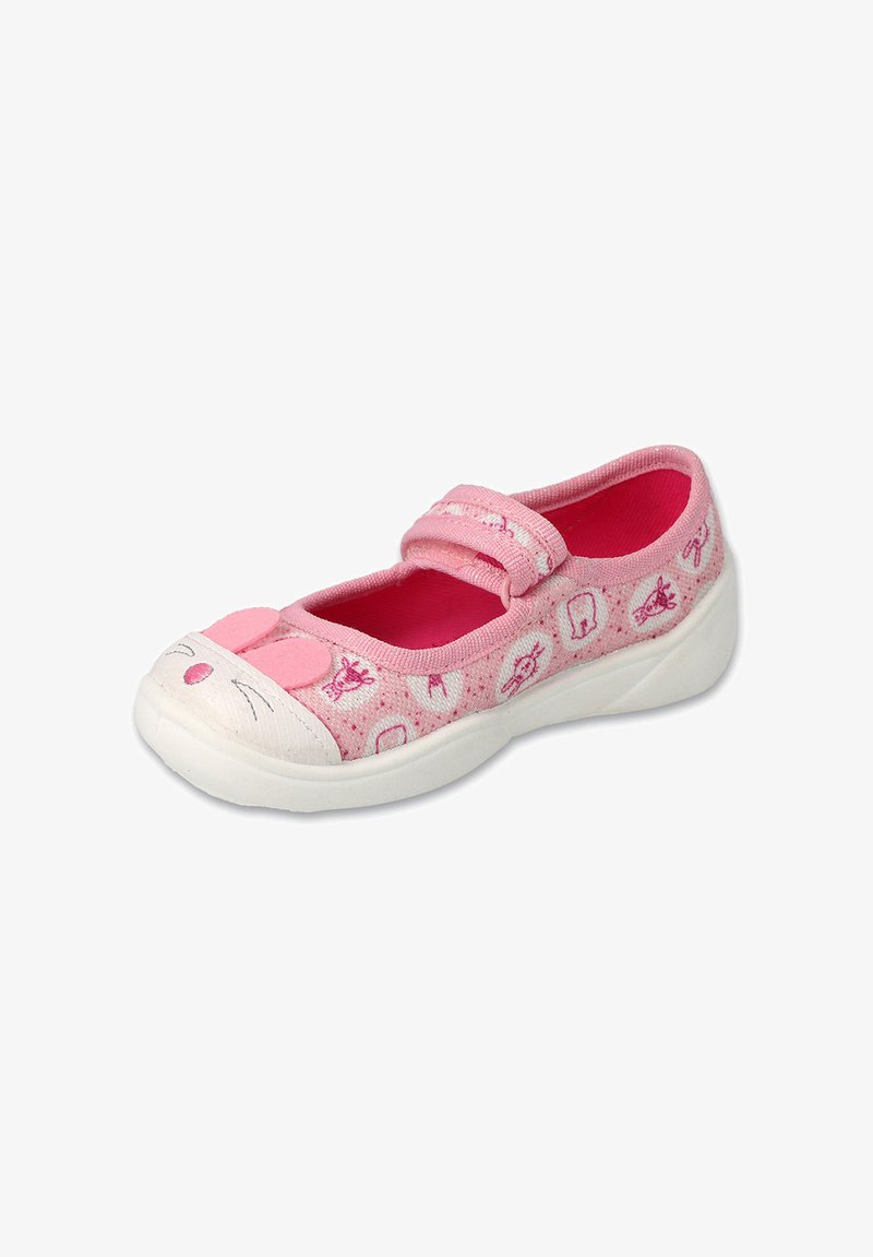 Różowe dziecięce buty w stylu Mary Jane z rzepem. Posiadają teksturowaną cholewkę, wzór z rysunkowym myszką oraz białą gumową podeszwę.