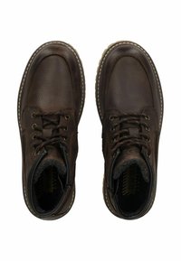 Botas de cuero marrón con un acabado texturizado, diseño con cordones, cuello acolchado y costuras en contraste. Suelas de goma y detalle lateral con cremallera.