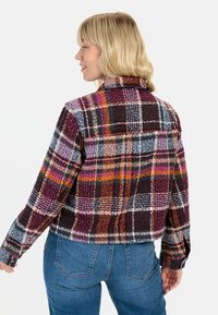 Gekürzte karierte Jacke aus Wollmischung. Verfügt über lila, orange und graue Karos, einen Reverskragen und lange Ärmel, von hinten präsentiert.