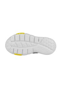 Suela de zapato en blanco con detalles en amarillo, con una superficie texturizada, ranuras para tracción y el logo de la marca.