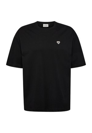 Zwarte katoenen t-shirt met korte mouwen en een ronde hals. Heeft een klein wit logo op de linkerkant van de borst. Klassiek, minimalistisch ontwerp.