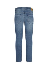 Niebieskie jeansy z denimu o prostych nogawkach, tylne kieszenie z detalami przeszyć oraz mała brązowa skórzana naszywka z logo na pasku.