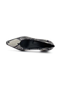 Zapato de tacón de punta afilada con un patrón de piel de serpiente en blanco y negro, textura suave y una silueta elegante. El interior es completamente negro.