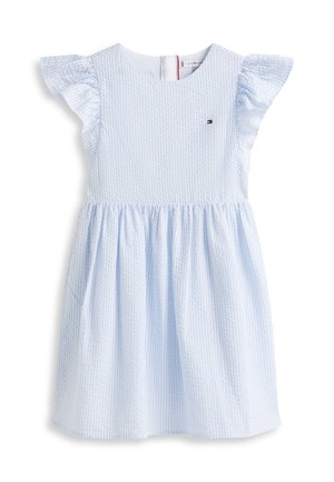 Vestido para niño pequeño a rayas azul claro y blancas, con mangas cortas con volantes, cintura fruncida y pequeño logo de la marca en el pecho.