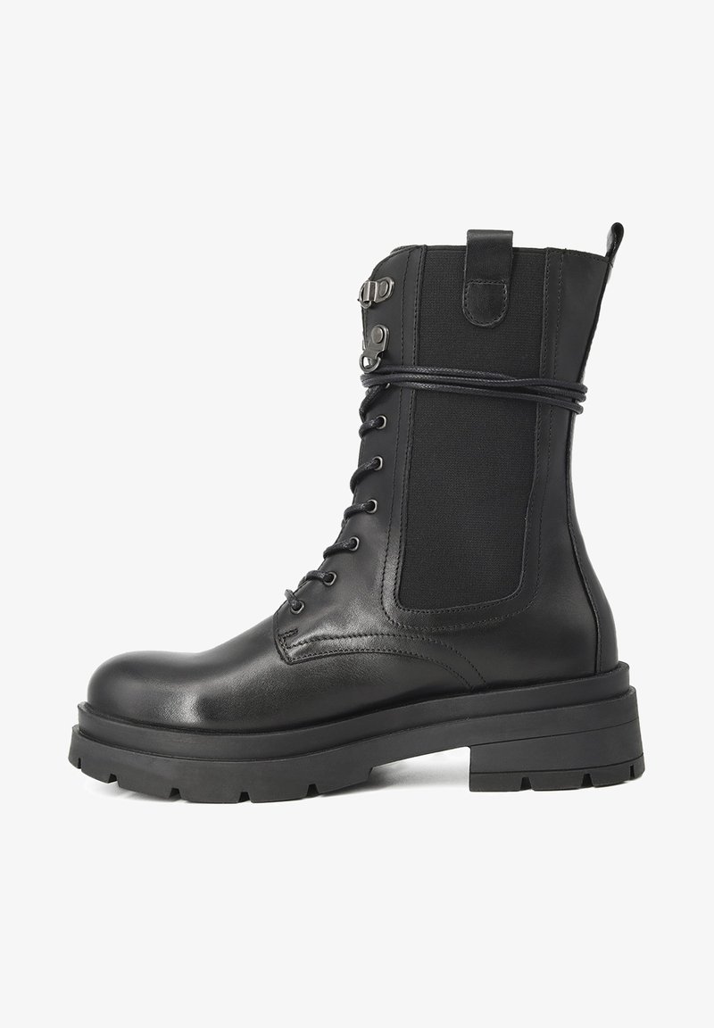 Stivali da combattimento in pelle nera con suola in gomma robusta, chiusura con lacci davanti e pannelli elastici laterali. Presentano dettagli in metallo e punta arrotondata.