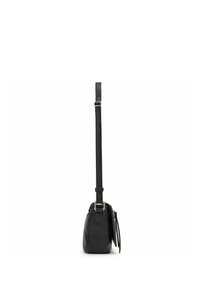 Bolso de mano de cuero negro con acabado texturizado, correa ajustable plana y una pequeña etiqueta desmontable. La base es redondeada y presenta discretos acentos de hardware.