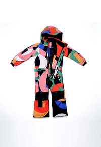 Tuta da neve colorata con un motivo geometrico in rosa, verde, nero e blu, dotata di zip frontale, cappuccio e diverse tasche.