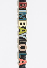 Cinturón de cuero negro con letras de colores esmaltadas que deletrean "BIMBAYLOLA" con acentos dorados. Las letras varían en color y estilo.