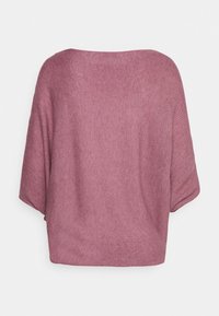Miękki, dzianinowy, oversize'owy sweter w kolorze mauve z szerokim dekoltem łódkowym i rękawami dolman, wyeksponowany na płasko na białym tle.