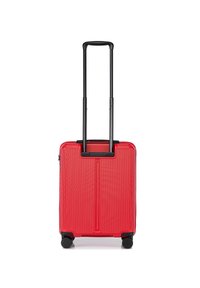 Valise rigide rouge à roulettes, avec des rainures verticales, une poignée noire rétractable, quatre roues noires et une fermeture éclair.