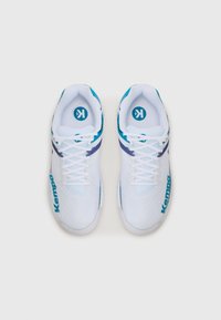 Scarpe sportive bianche con materiale in rete, accenti blu e viola, e marchio "Kemp" sul lato e sulla linguetta. Presentano lacci bianchi e una suola testurizzata.