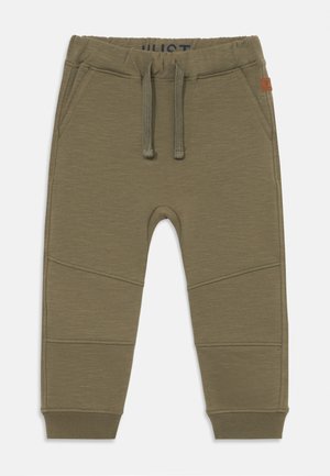 Oliven grønn joggebukse med snor i livet, sidelommer og paneldetaljer på beina, vist mot en hvit bakgrunn.