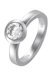 Anello in argento sterling con una pietra preziosa chiara, rotonda e sfaccettata, montata in una finitura liscia. Design minimalista con una finitura lucida.