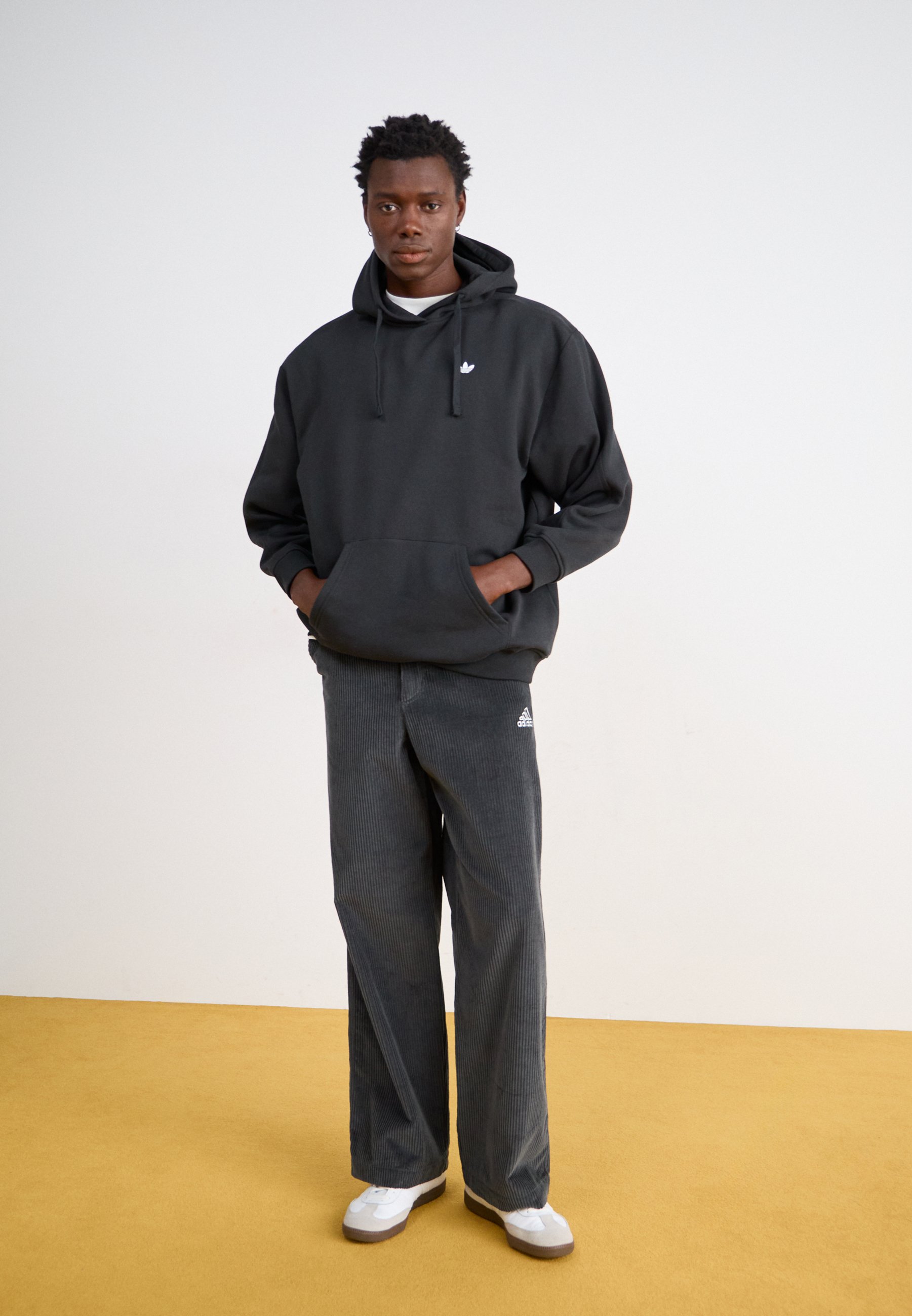 adidas Originals CORDUROY LOOSE - Stoffhose - dark grey/dunkelgrau