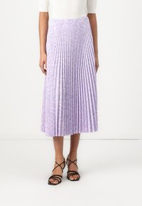 Fustă midi plisată de culoare violet deschis, cu un model texturat, având un elastic în talie și detalii pliate. Purtați-o cu sandale negre cu barete.