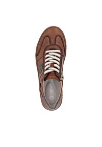 Baskets en cuir marron avec lacets blancs, fermeture éclair latérale, design cousu, semelle en caoutchouc ronde, et semelle intérieure de marque sur fond blanc.