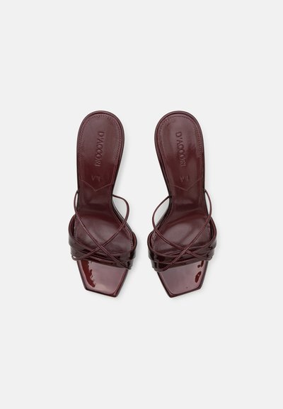Sandale cu toc din piele patent burgundă, cu vârfuri pătrate, bretele încrucișate și o textură netedă; prezintă un logo embosat pe brant.