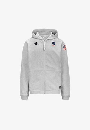 Felpa grigia con zip realizzata in un misto cotone, con cappuccio. Presenta il logo Kappa, l'emblema della US Ski Team e una toppa con la bandiera americana sulla manica.