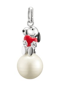 Silberner Snoopy-Anhänger, der ein rotes Herz hält und auf einer großen weißen Perle sitzt, mit "X PEANUTS" auf der Schlaufe eingraviert.