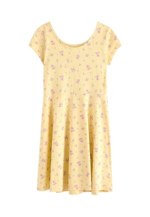 Gul kjole med korte ærmer, rund halsudskæring, skørt med vidde og lille lyserødt blomsterprint over det hele.