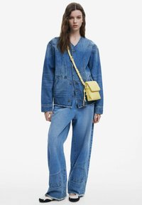 Desigual 3D LOGO HOLDER - Taštička na mobil - yellow