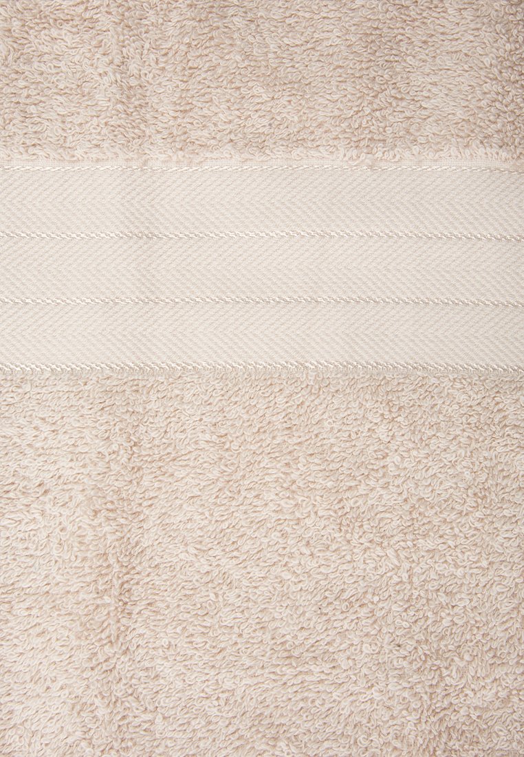 Beige Handtuch mit einer strukturierten Schlingenoberfläche, das ein glattes horizontales Band mit einem Zickzackmuster und gesteppten Akzenten aufweist.
