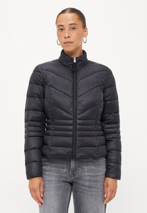 Zwarte pufferjack met een rechte kraag, ritssluiting en een chevron-gequilte patroon. De mouwen zijn gestructureerd met een slanke, lichte textuur.