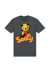 Grå bomulds t-shirt med et gult plyssebjørn grafik iført en sort kappe og rød butterfly, med teksten "Sooty" i fed gul skrift.