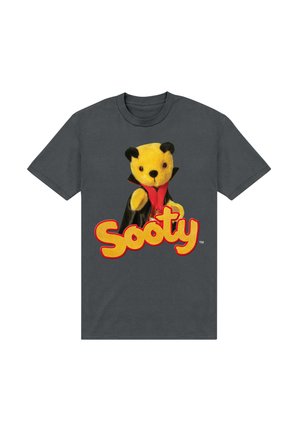 Graues Baumwoll-T-Shirt mit einem gelben Plüschbären-Graphic in einem schwarzen Umhang und einer roten Fliege, mit dem Text "Sooty" in fetter gelber Schrift.