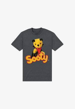 Graues Baumwoll-T-Shirt mit einem gelben Plüschbären-Graphic in einem schwarzen Umhang und einer roten Fliege, mit dem Text "Sooty" in fetter gelber Schrift.