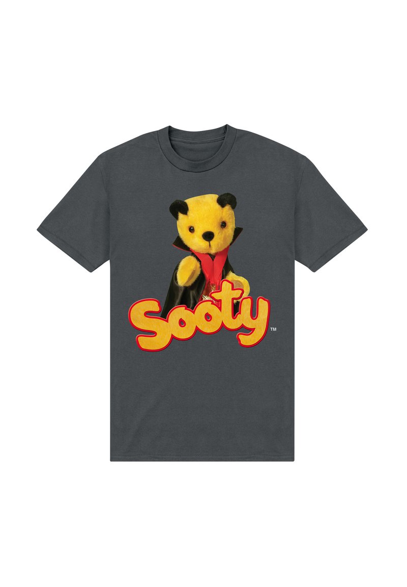 Šedé bavlněné tričko s potiskem žlutého plyšového medvěda v černém plášti a červené motýlkové kravatě, s textem "Sooty" v tučném žlutém písmu.