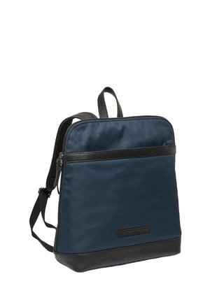 Zaino blu navy con accenti neri, realizzato in tessuto resistente. Presenta un compartimento principale con cerniera e spallacci regolabili. Forma rettangolare.