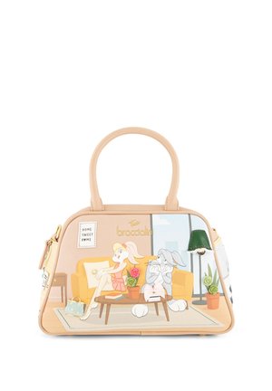 Borsa beige con personaggi di conigli dei cartoni animati seduti su un divano giallo in un soggiorno con piante e una lampada verde.