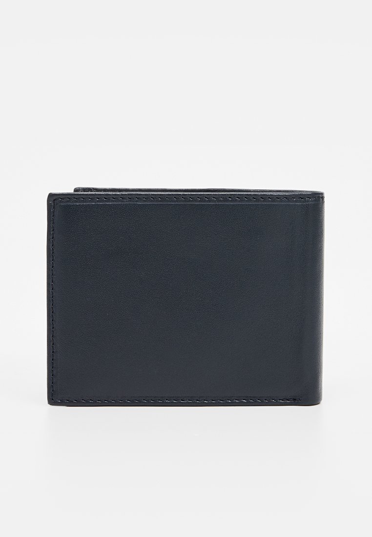 Cartera de cuero negro con un acabado suave, diseño de dos pliegues, costura visible y sin hardware ni acentos adicionales.