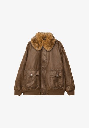 Brun læderjakke med krave i kunstpels, to forlommer med trykknaplukninger og ribbede manchetter og kant for en tætsiddende pasform.