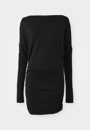 Vestido preto de manga longa feito de tecido macio, com decote à barco e detalhes franzidos nas laterais, criando uma silhueta ajustada.