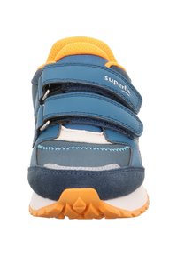 Niebieski but sportowy z pomarańczowymi akcentami. Posiada rzepy, wyściełany kołnierz i teksturowaną gumową podeszwę. Wykonany z materiałów syntetycznych.
