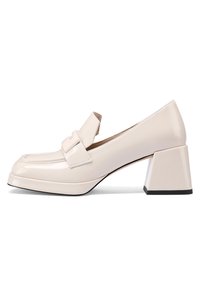 Scarpa in pelle verniciata beige lucida con punta quadrata, fascia decorativa e tacco geometrico, spesso, per stabilità e supporto.