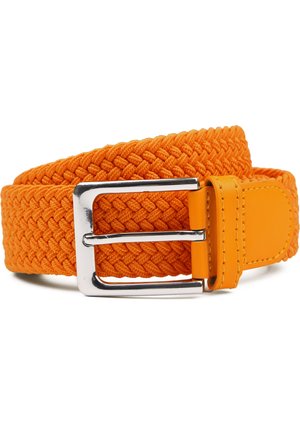 Geweven oranje elastische riem met een zilveren metalen gesp en een leren ankerelement, met een gestructureerd patroon en een levendige kleur.
