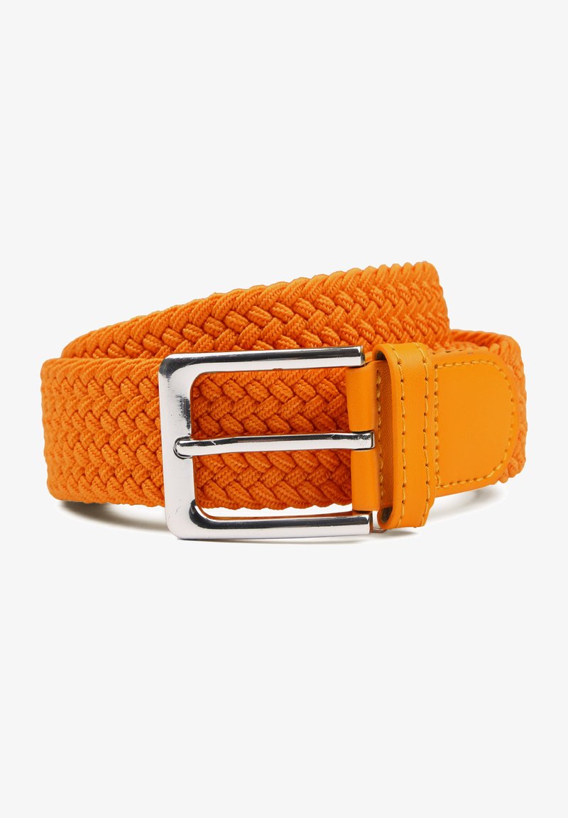 Geweven oranje elastische riem met een zilveren metalen gesp en een leren ankerelement, met een gestructureerd patroon en een levendige kleur.