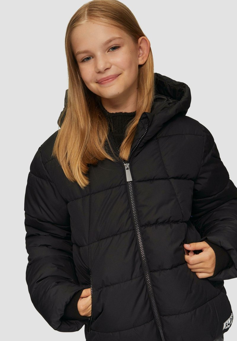 Zwarte pufferjack met capuchon, ritssluiting aan de voorkant en gecapitonneerd ontwerp. Gemaakt van lichtgewicht materiaal met zijzakken en een logo-accent.