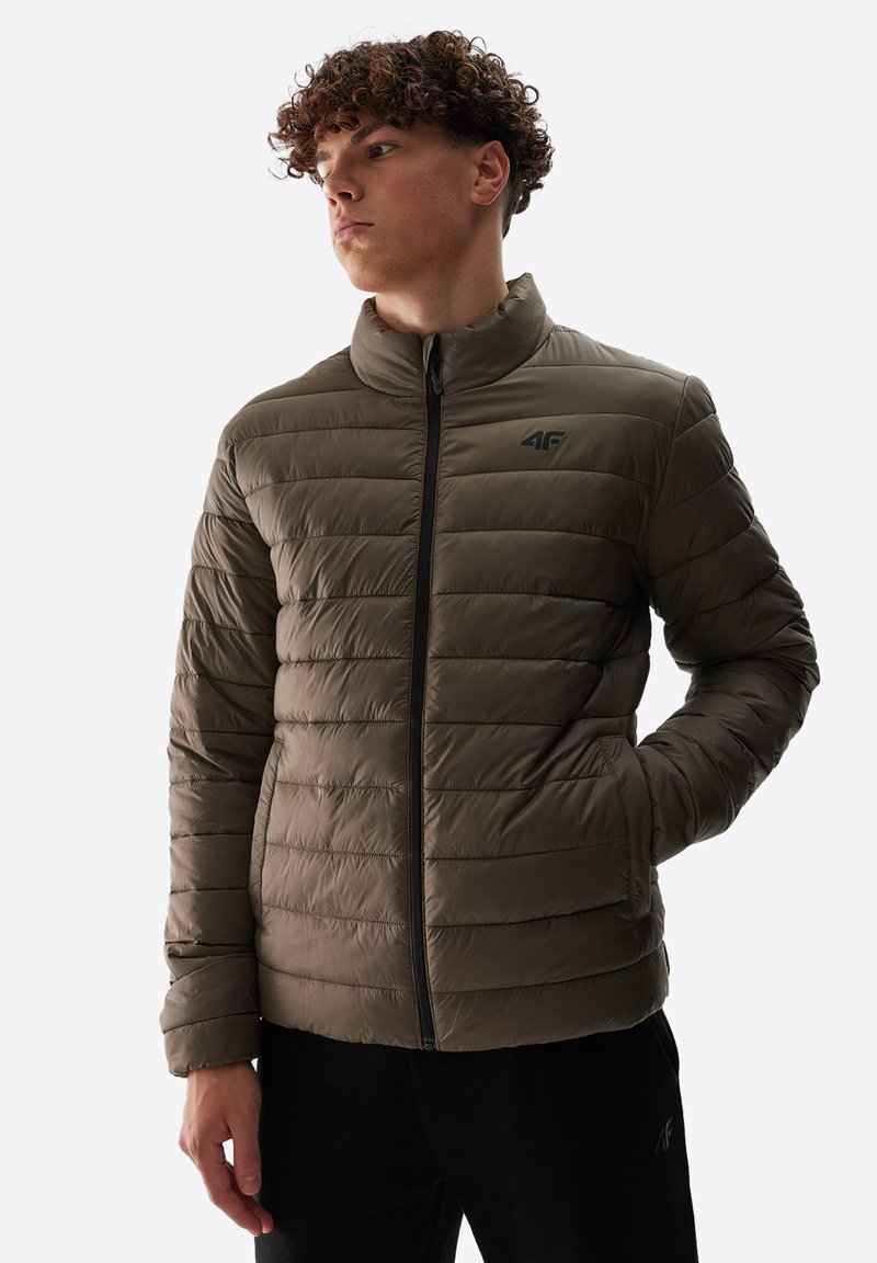 Pufferjacke in olivgrün, gesteppter Design mit horizontalen Streifen, hoher Kragen, schwarzer Reißverschluss und Logo auf der Brust.