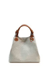 Sac tissé gris avec poignées en cuir marron, texture carrée, deux accentues de poignées circulaires et un petit charme en forme de drapeau italien.