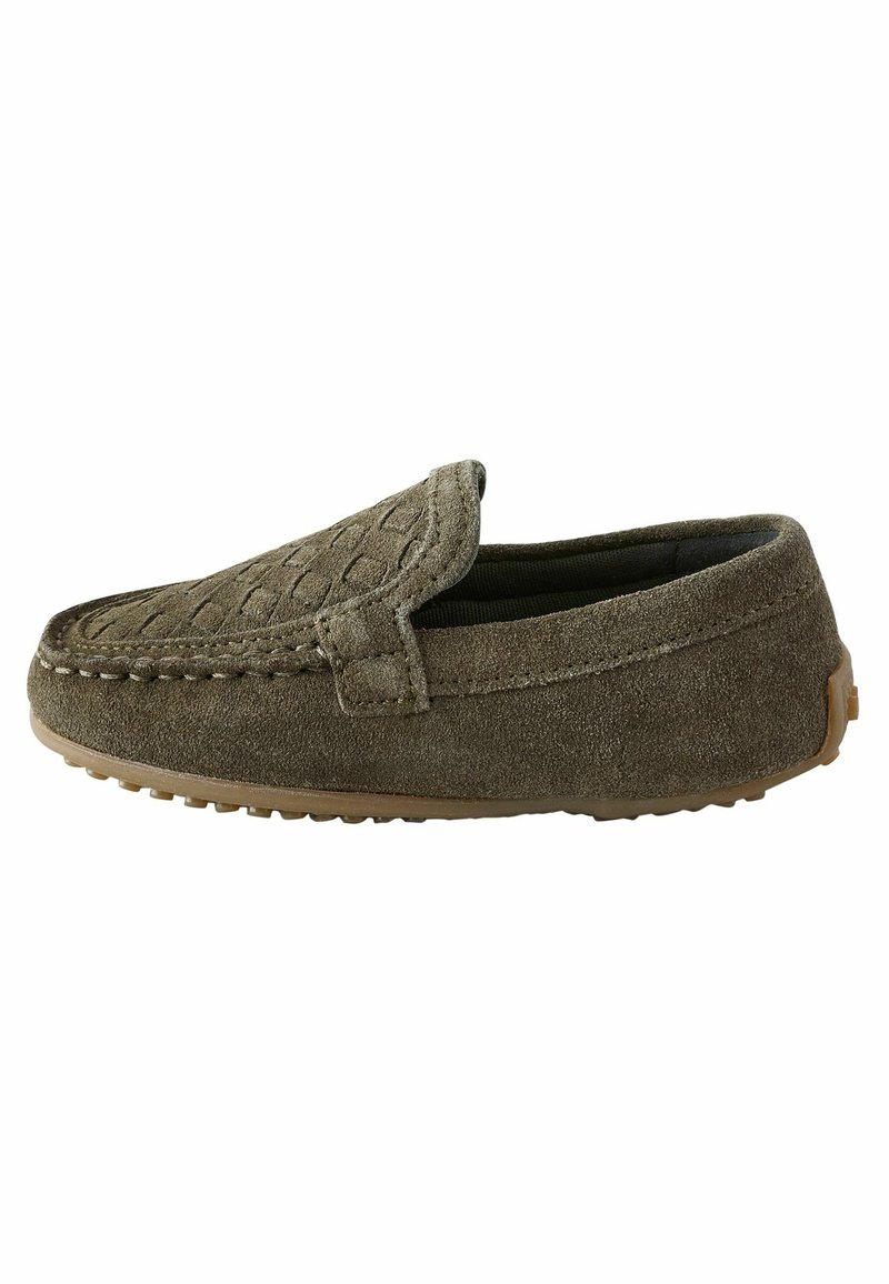 Mocassins en daim vert olive avec une tige matelassée, un design à enfiler et une semelle en caoutchouc avec des détails de grip texturés.