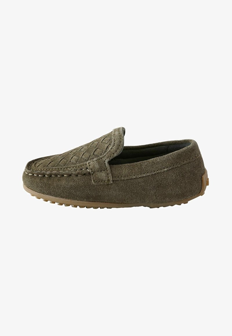 Olivgrüne Wildleder-Loafer mit einer gesteppten Oberseite, im Slip-On-Design und einer Gummisohle mit strukturierten Griffdetails.